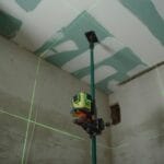 Jak dobrać wkręty do płyt gk profili i drewna żeby nie pękały i nie rdzewiały Laserowy poziomica na budowie wnętrza z zaznaczonymi liniami na ścianie