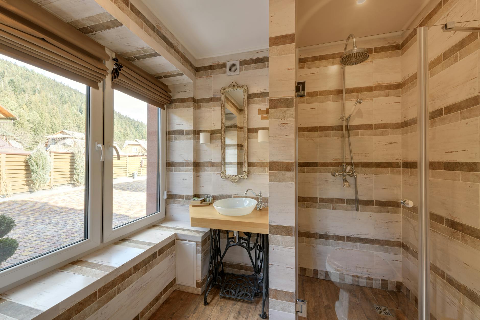 Wentylacja w łazience z prysznicem walk in: jak odprowadzać parę bez zaparowanych szyb Nowoczesna łazienka z prysznicem walk in i dużym lustrem w dziennym świetle