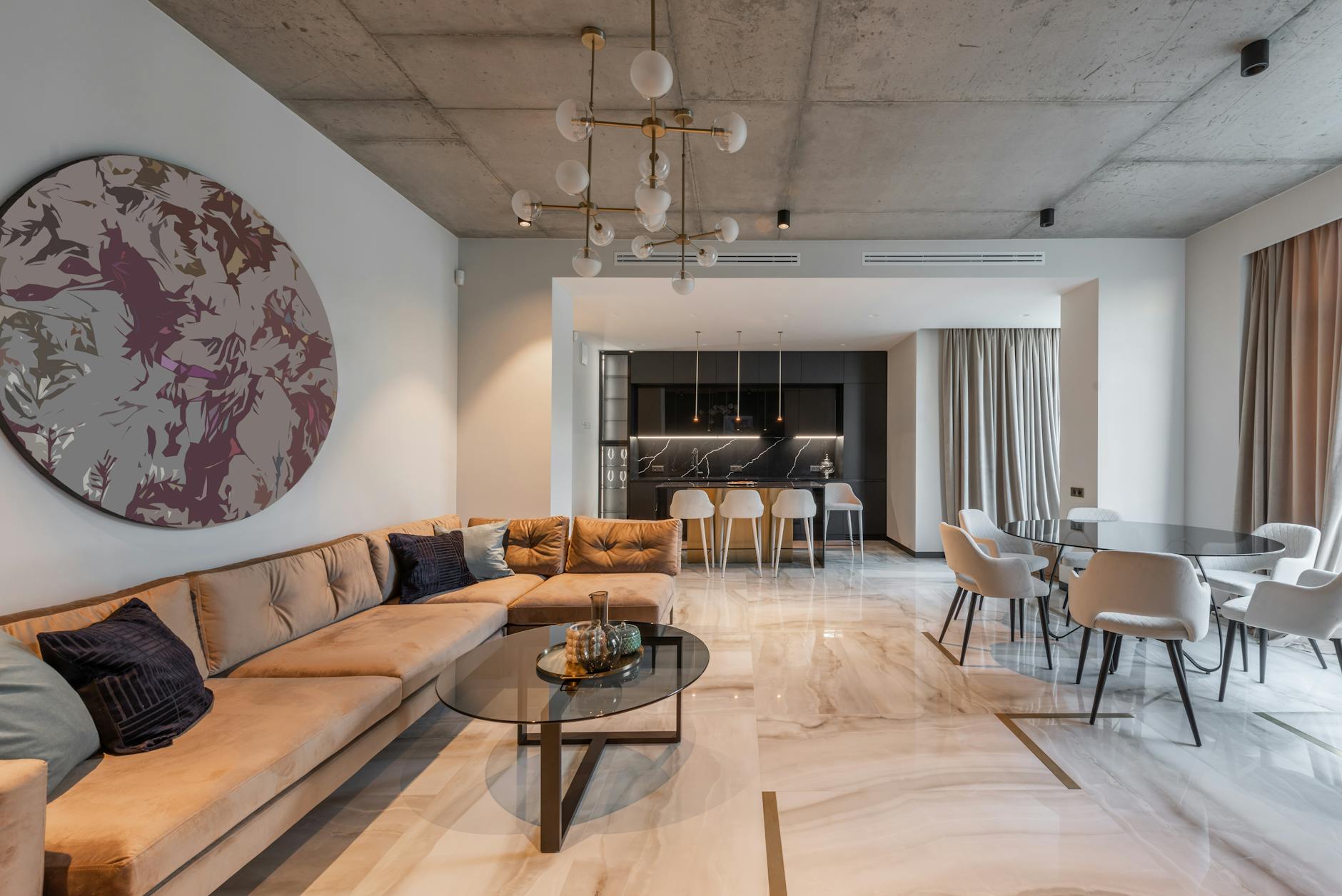 Nowoczesny, przestronny salon z eleganckimi meblami i dekoracjami Nowoczesny, przestronny salon z eleganckimi meblami i dekoracjami