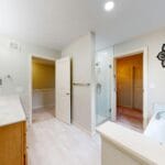 Prysznic walk in z odpływem liniowym i lekkim spadkiem podłogi