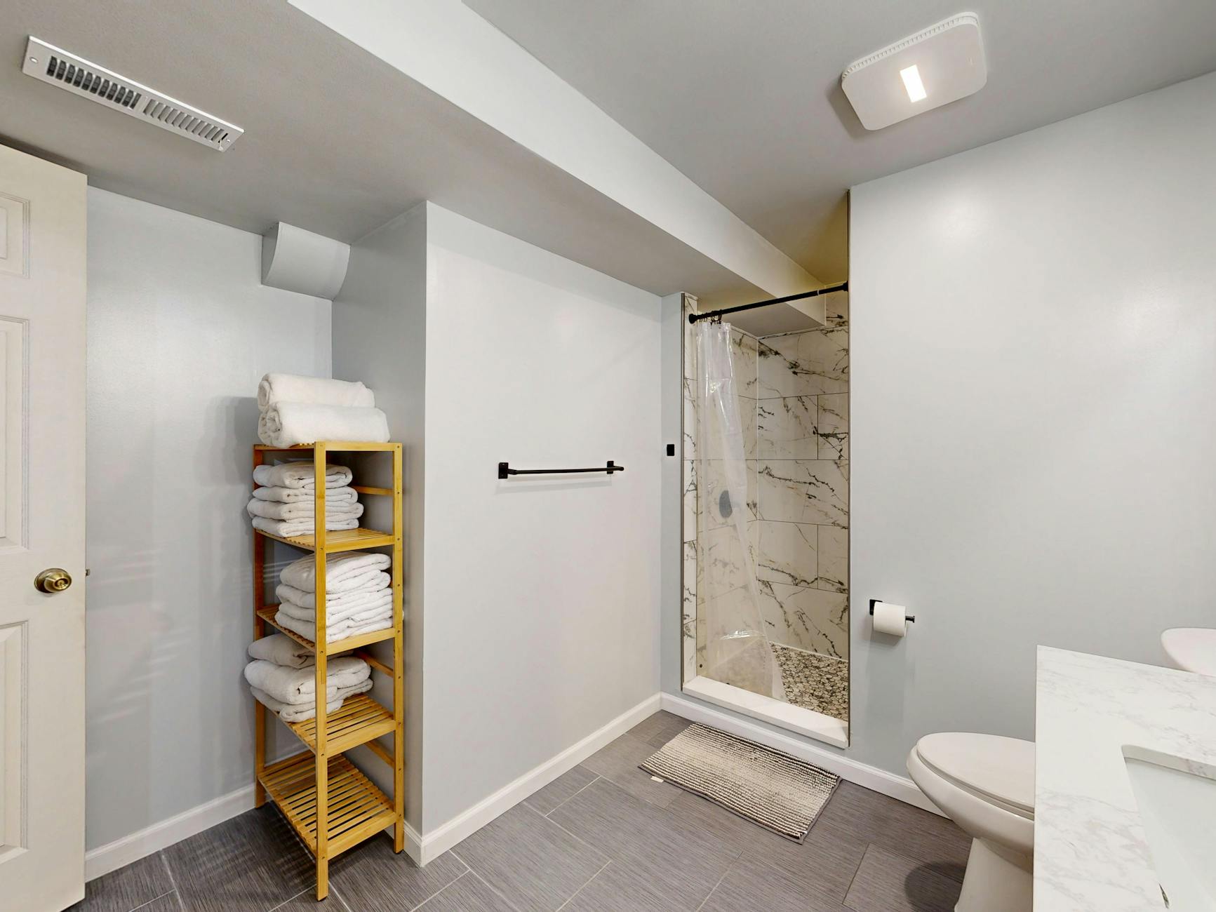 Właściciel mieszkania rozmawia z ekipą remontową o płatności