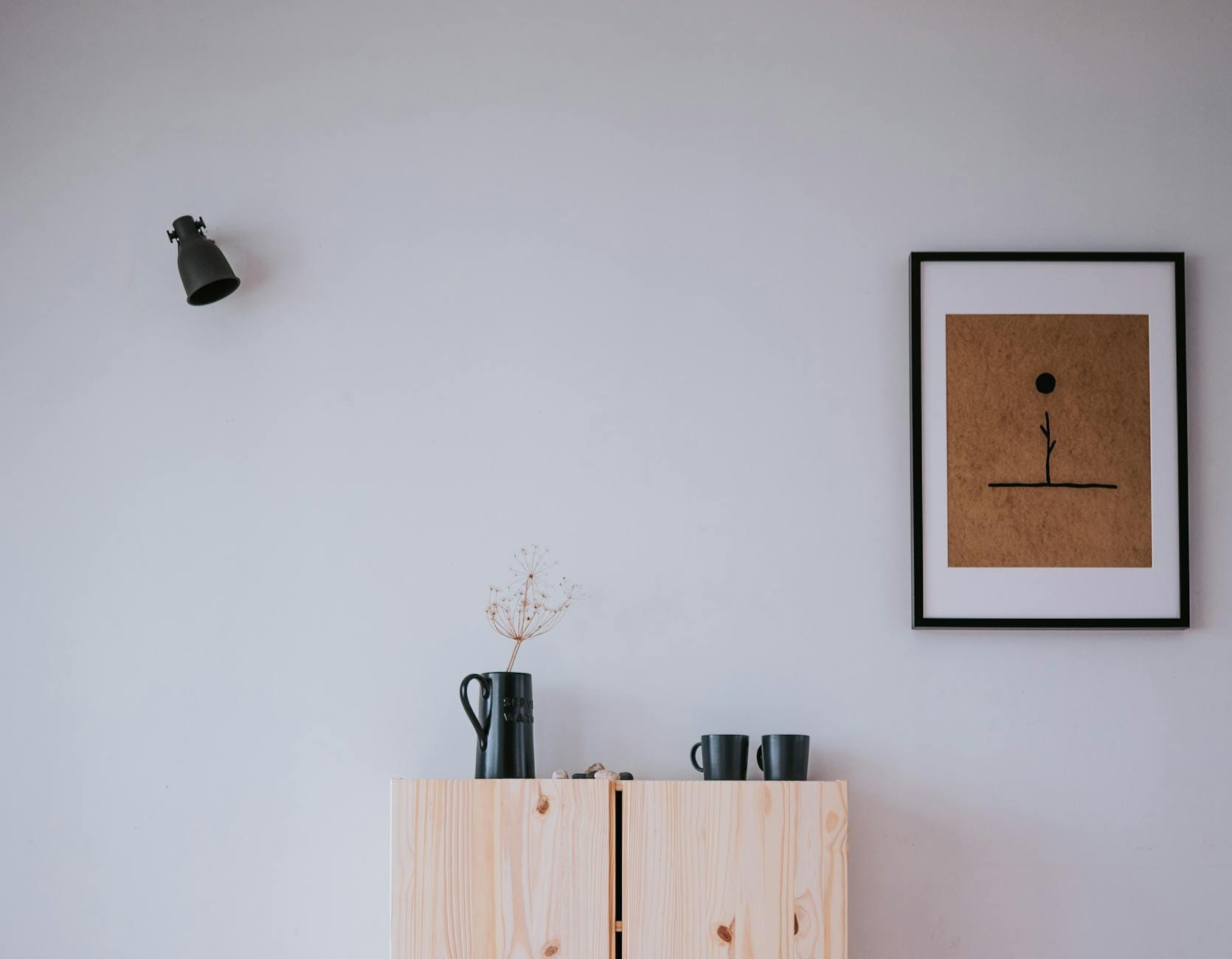 Wnętrze w stylu japandi z minimalistycznymi meblami i naturalnym drewnem