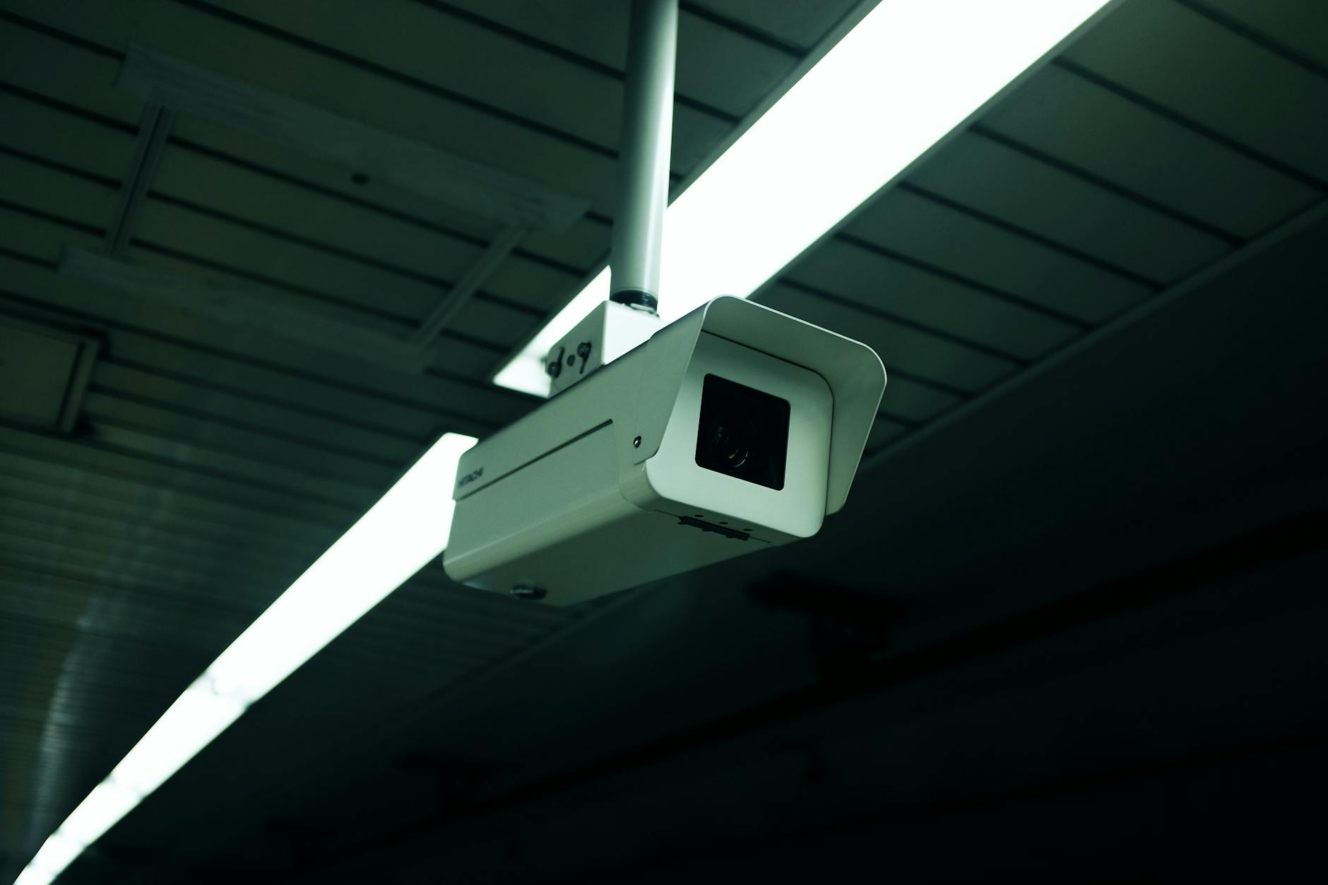 Zbliżenie na sufitową kamerę monitoringu w mieszkaniu