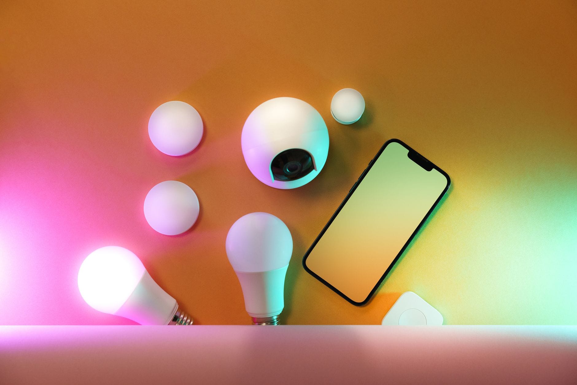 Smartfon i inteligentne żarówki do sterowania domem