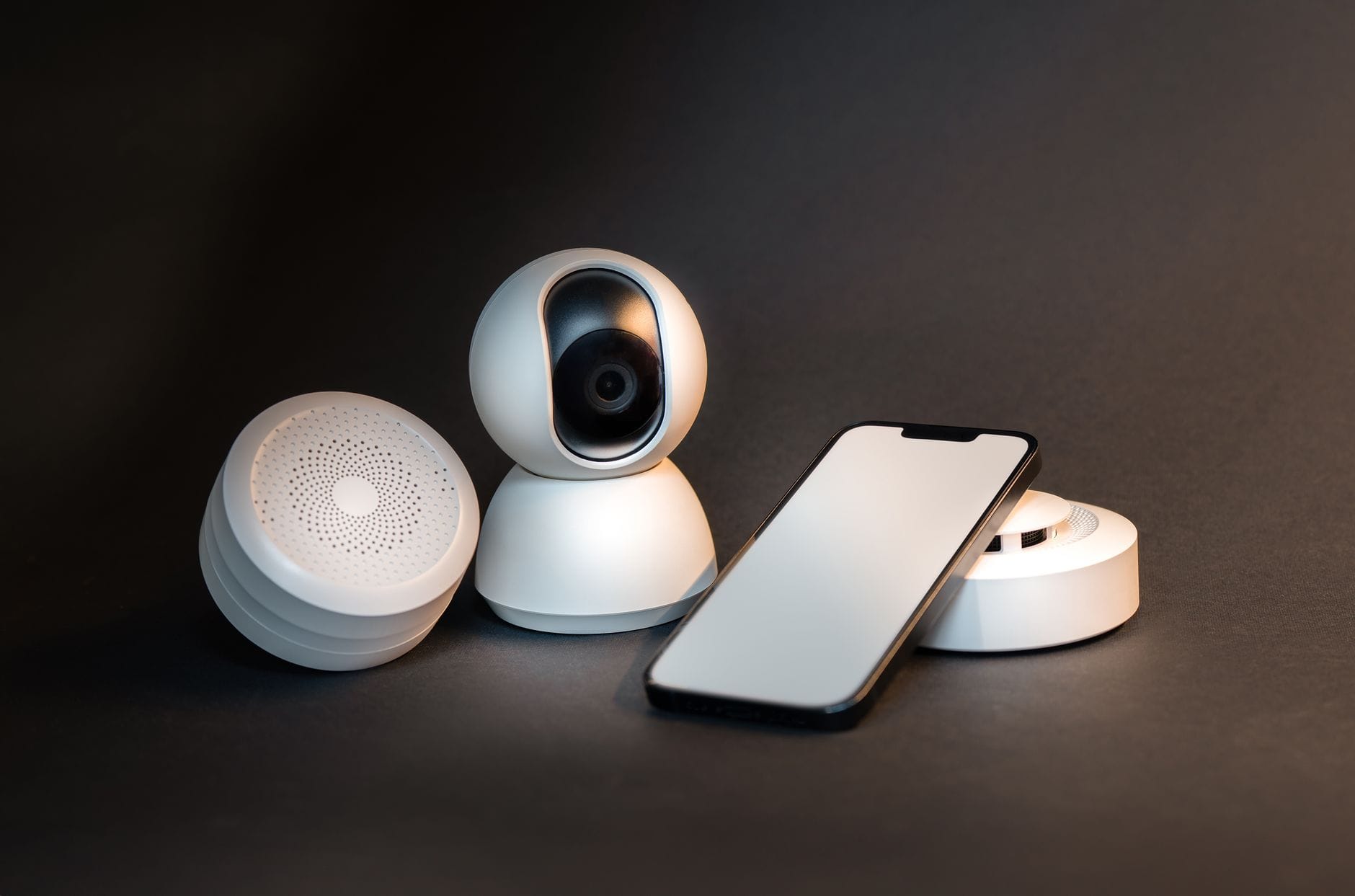 Smartfon i nowoczesne urządzenia smart home na szarym tle