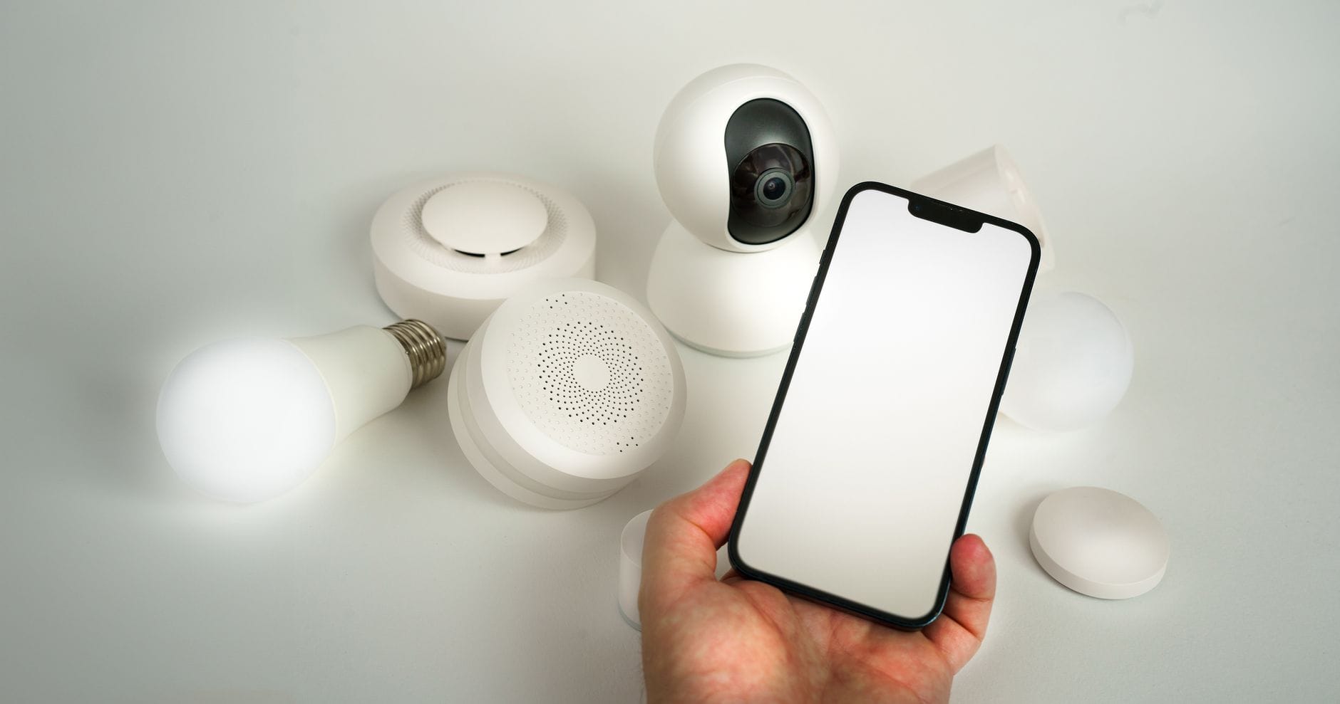 Smartfon sterujący urządzeniami inteligentnego domu i alarmem