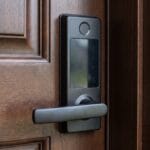 Koniec kluczy? UWB, Matter i biometria 3D zmieniają zamki w drzwiach – co to oznacza dla Twojego bezpieczeństwa w 2026 roku