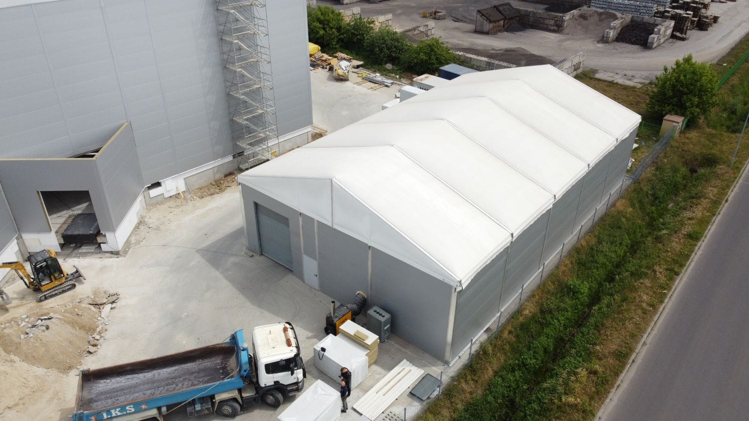 Automotive pod namiotem - elastyczne magazyny części i tymczasowe linie produkcyjne
