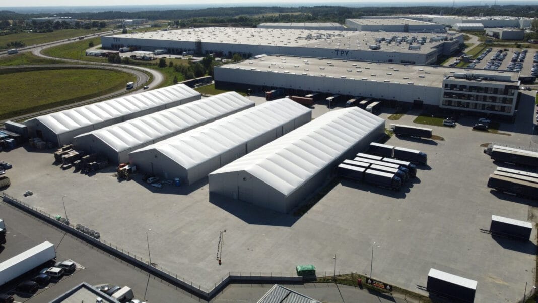 Automotive pod namiotem - elastyczne magazyny części i tymczasowe linie produkcyjne
