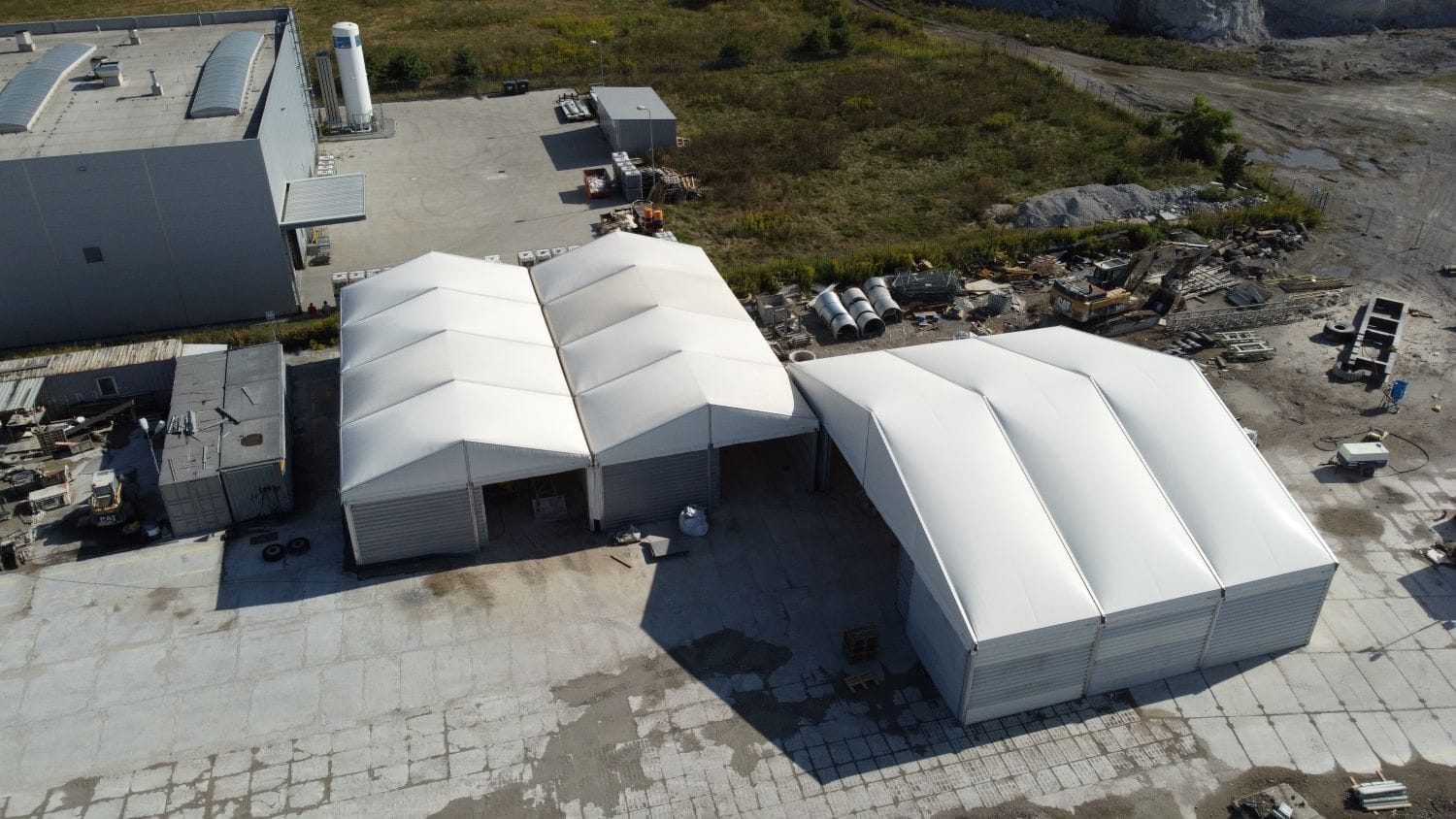 Automotive pod namiotem - elastyczne magazyny części i tymczasowe linie produkcyjne