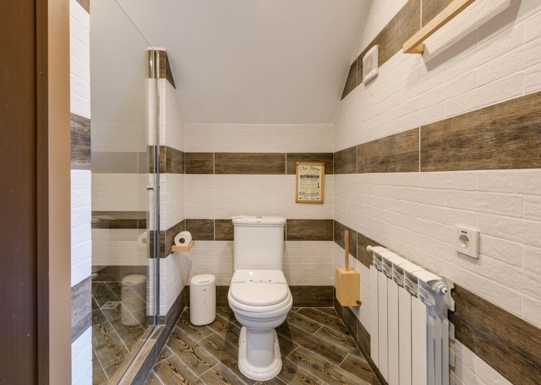 Minimalistyczna łazienka z białymi płytkami i nowoczesną armaturą